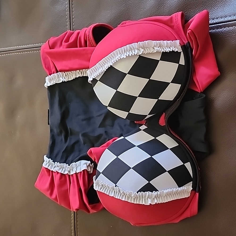 Hot Topic Queen of Hearts Bikini - Picture 1 of 4